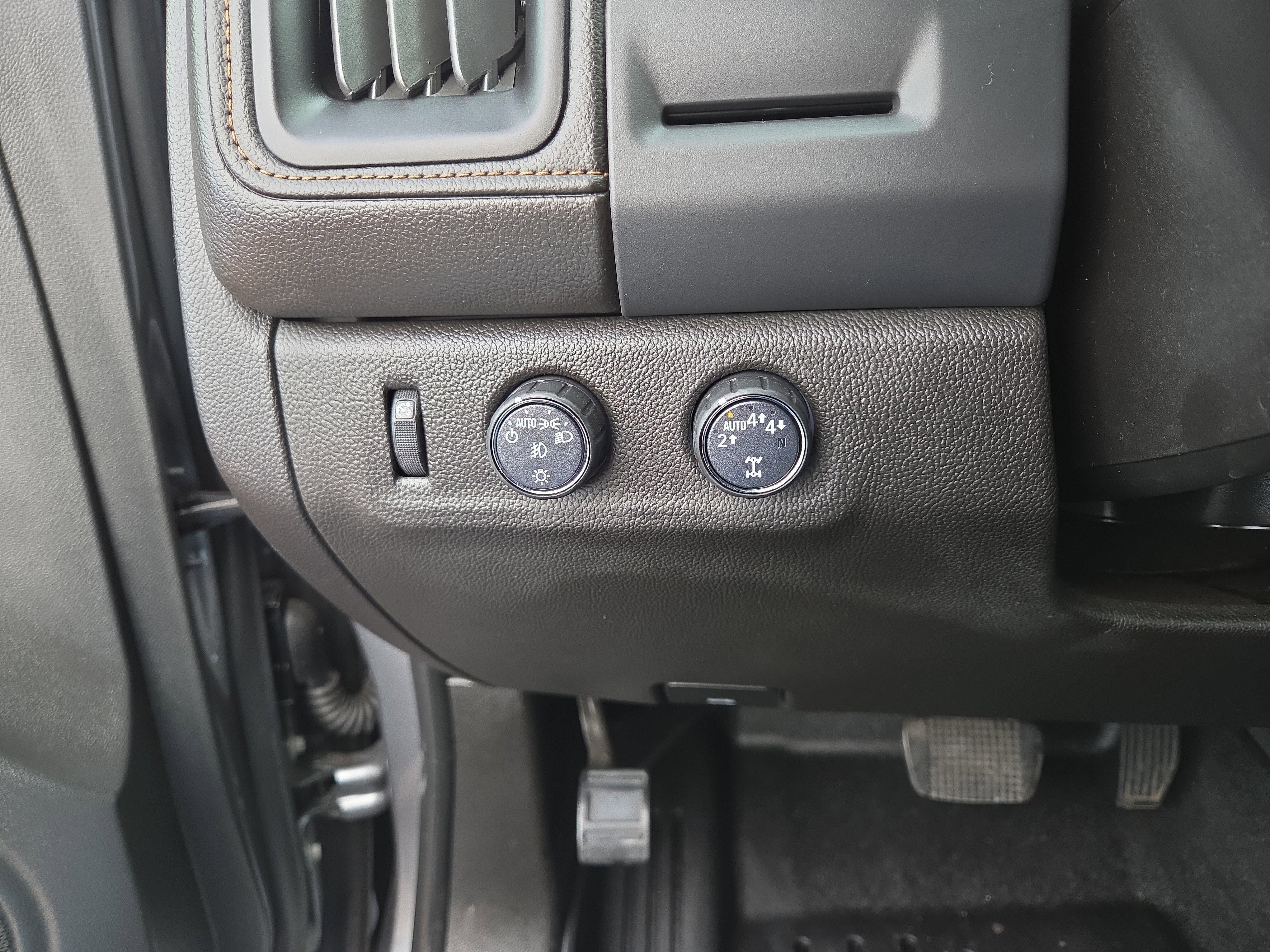 2022 GMC Canyon 4WD AT4 w/Leather